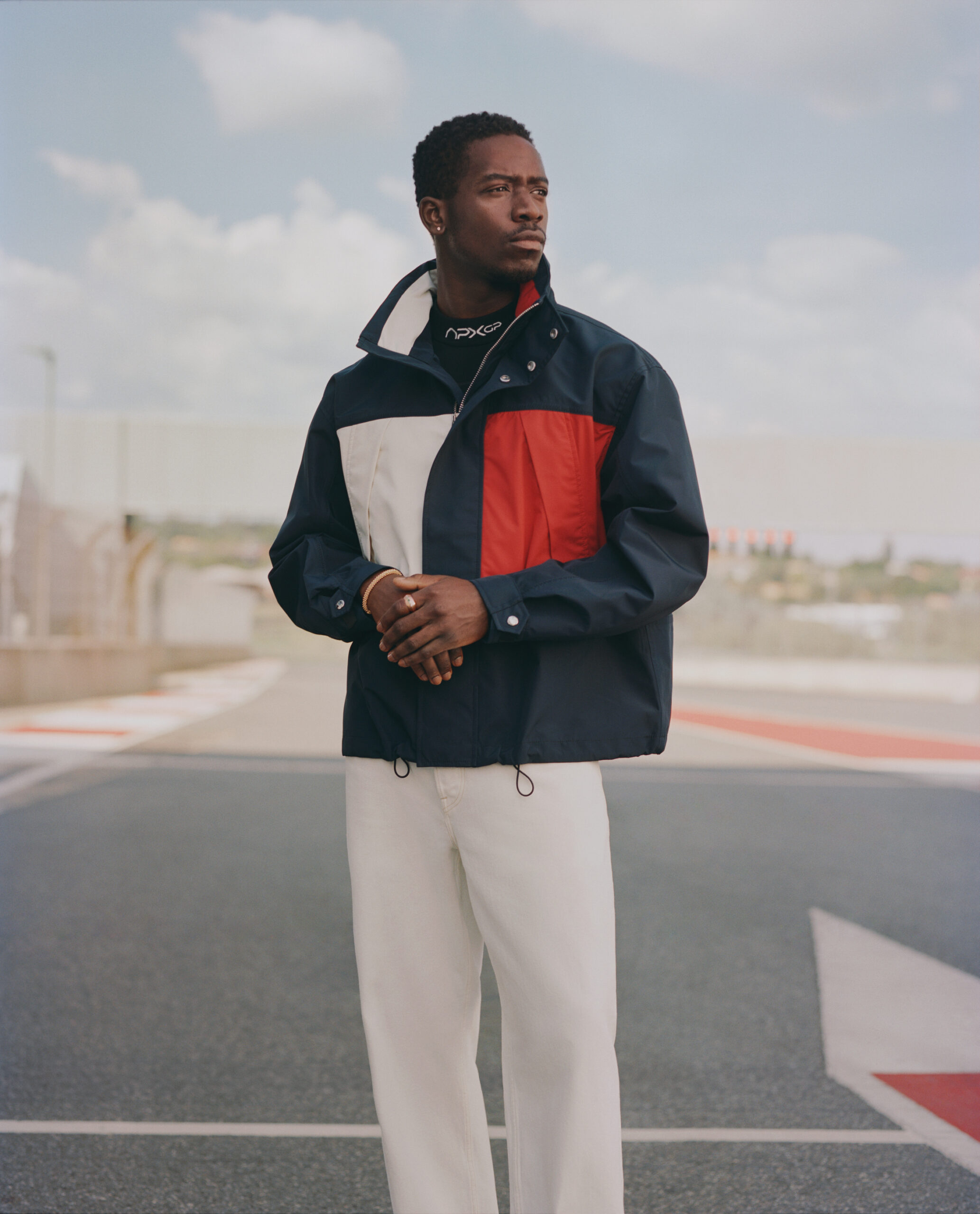 Tommy Hilfiger se une a la película F1 para la colección APXGP. 3 MAPLE APXGP Collection LOOK7 PADDOCK WALK 39L 300dpi scaled