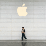 Apple celebra el orgullo con una sesión inclusiva con Victoria Volkóva.