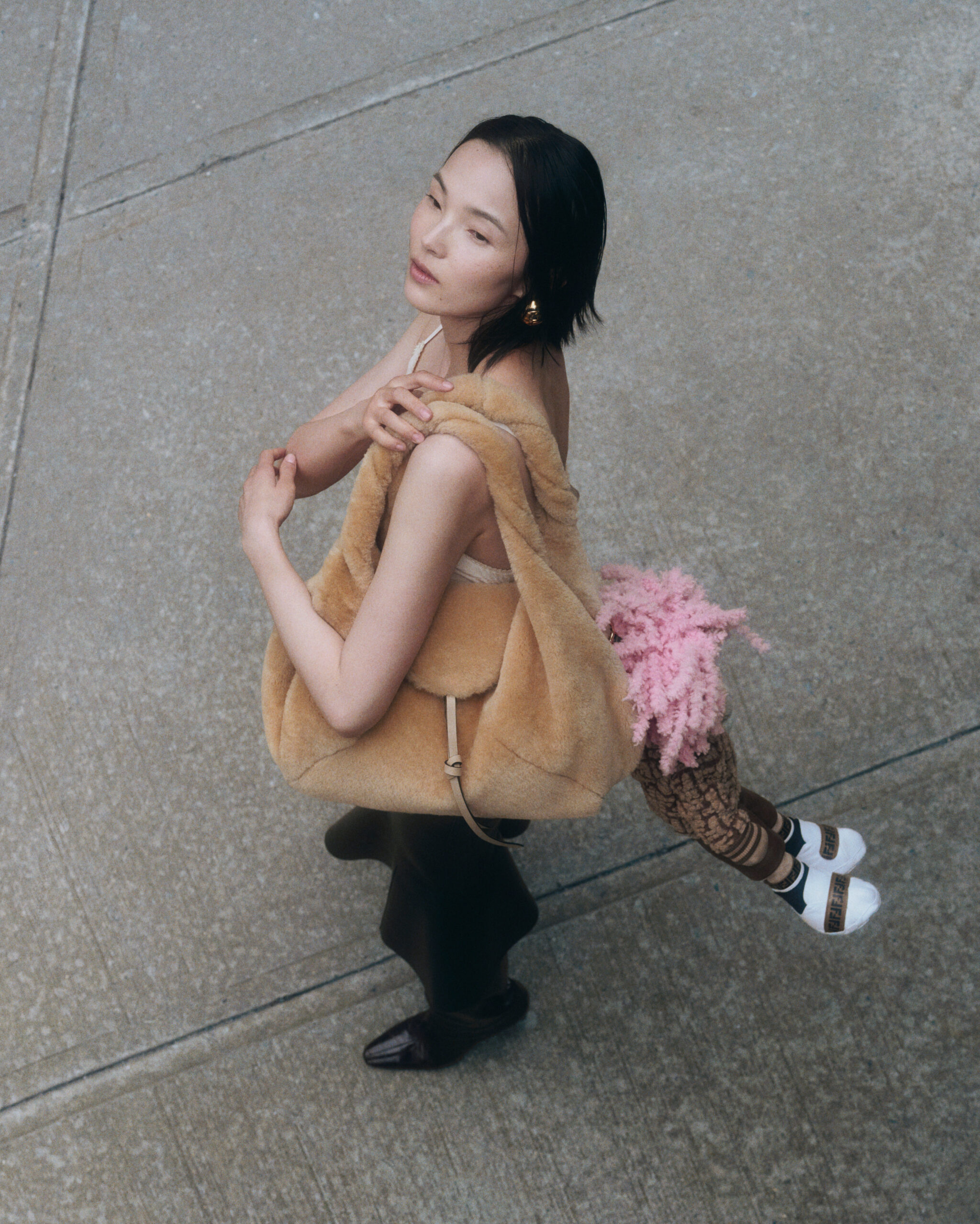FENDI vuelve a lanzar su Spy Bag. 4 FENDI SPY BAG RETURNS DIGITAL CAMPAIGN XIAO WEN JU 01 4X5 scaled