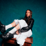 Crocs Caged se reinventa con estilo urbano junto a Young Miko.