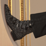 Christian Louboutin celebra su línea sartorial.